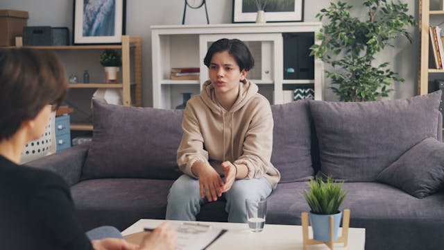 Teenager undergoing Anxiety Therapy with a Therapist in Miami