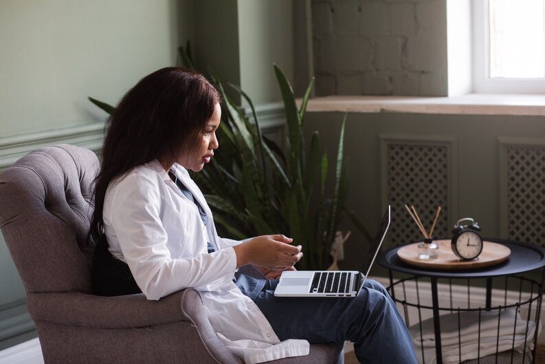 Therapist in a teletheraphy with a patient dealing with Anxiety
