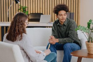 Therapist with a patient in an Outpatient vs Inpatient Mental Health